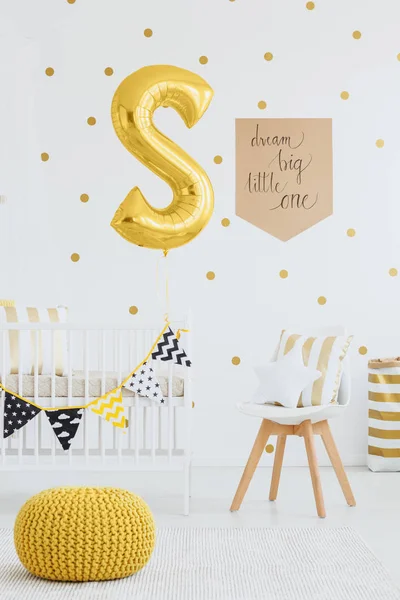 Kabarık yanındaki çocuğun yatak