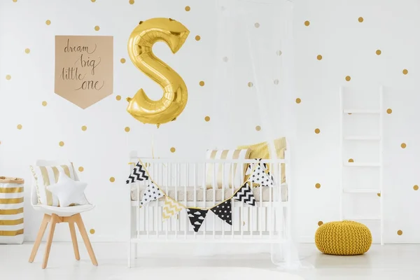 Pasgeboren baby's bed met hanger — Stockfoto