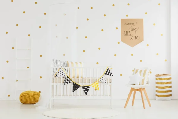 Quarto de criança com pufe amarelo — Fotografia de Stock