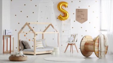 Çocuğun yatak odası DIY yatakta