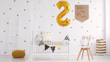 Bebeğin yatak odasında sarı kabarık 