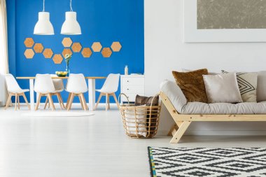 Yemek masası ile geniş oda