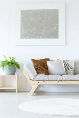 Gri şezlong üzerinde boyama