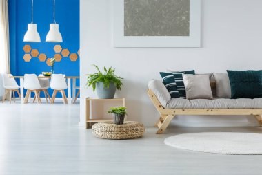 Parlak oda boyama dinlenmek