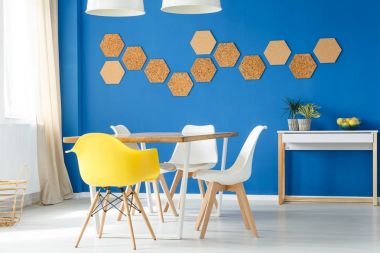 Mantar ile renkli yemek odası