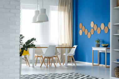 Mantar ile geniş yemek odası