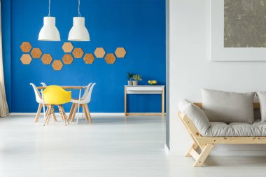 Açık alan sarı koltuğu ile