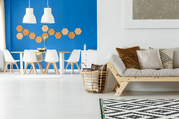 Yemek masası ile geniş oda