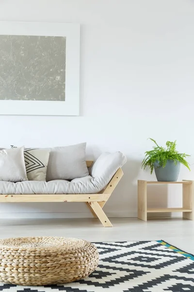 Salon minimaliste avec pouf — Photo