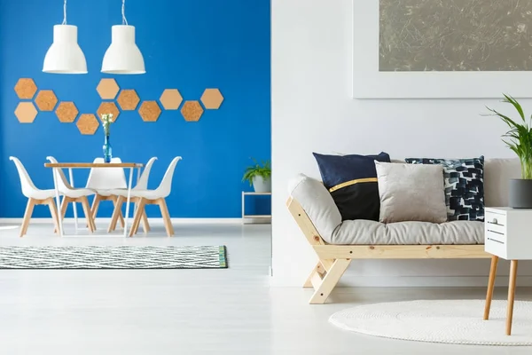 Голубая открытая площадка с диваном — стоковое фото
