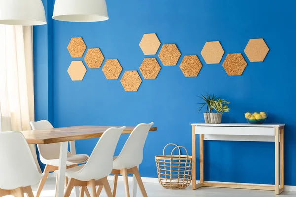 Голубая комната с пробковым декором — стоковое фото