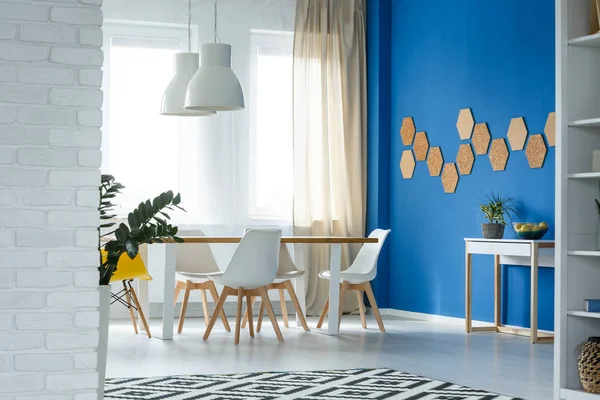 Mantar ile geniş yemek odası