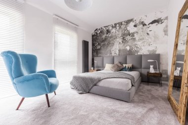 Yatak odasında sandalye