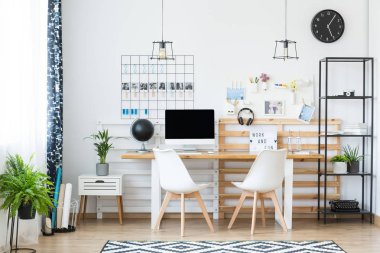 Fotoğraflarla tek renkli ev ofis