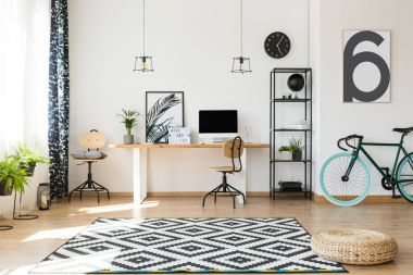 Bisikleti ile verimli çalışma alanı