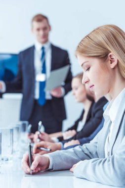 Kadın liderinin yönergeleri yazma