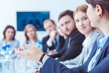 Onun fikri öneren Bayan