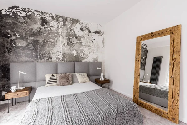 Cinza, cama king-size no quarto — Fotografia de Stock
