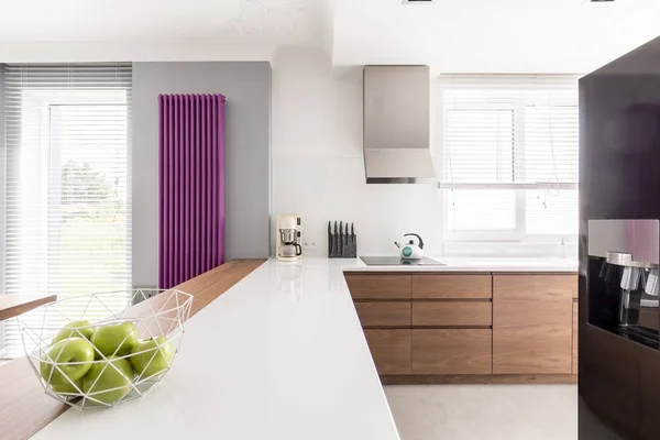 Long counter in spacious kitchen — Stock Photo, Image