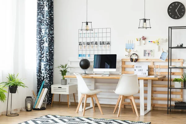 Bureau à domicile avec chaises blanches — Photo