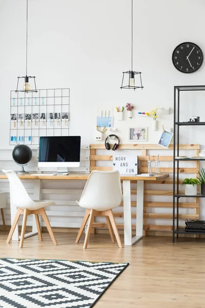 Luminoso espacio de trabajo con plantas — Foto de Stock