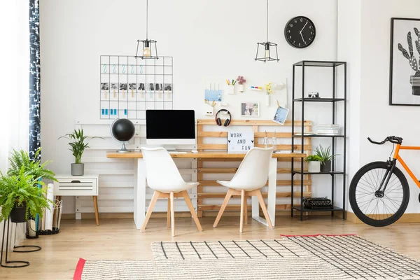 Espaço de trabalho projetado com relógio preto — Fotografia de Stock