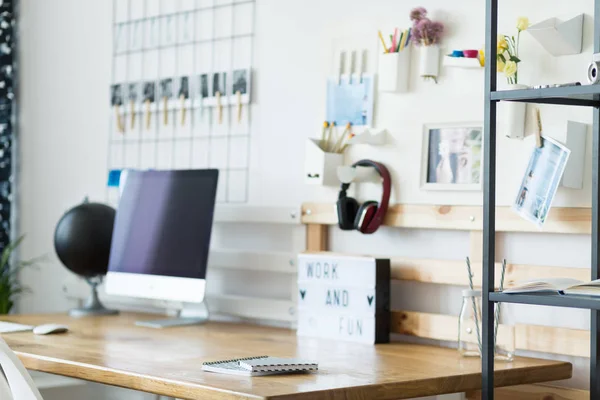 Klassisches Home Office mit Kopfhörer — Stockfoto