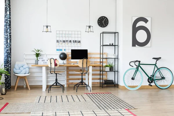 Bicicleta preta no escritório em casa — Fotografia de Stock