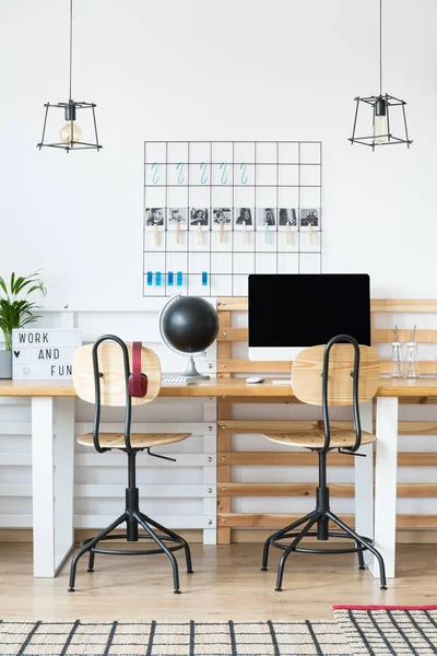 Розроблений офіс з лампочками — стокове фото