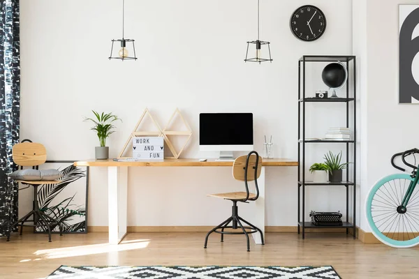 Décor géométrique dans la zone de travail — Photo