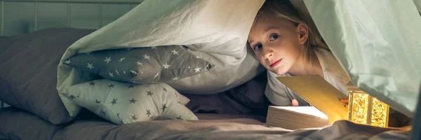 Girl hiding under the covers — Stock Photo, Image