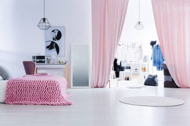 Soyunma odası ile çok fonksiyonlu yatak odası