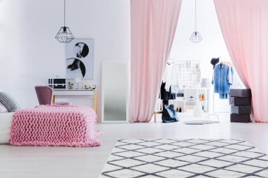 Kadının yatak odası gömme dolap