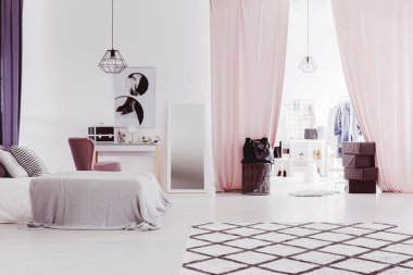 Sofistike yatak odasında pembe perdeler
