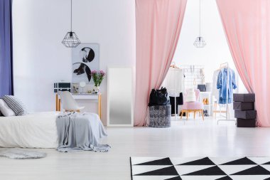 Yatak odasında pembe kadife perdeler