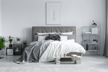 Kral yatak yatak odasında