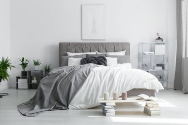 Bir gökdelenin poster