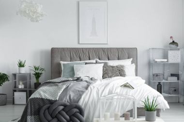 Yatakta yatarken açık kitap