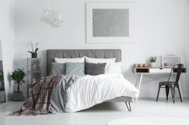 Damalı bedsheets yatakta yatarken