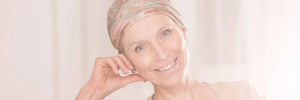 Mulher lutando com câncer — Fotografia de Stock