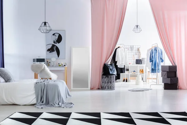 Модная спальня с гардеробной — стоковое фото