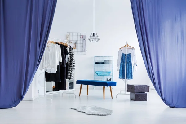 Синие шторы в ярком гардеробе — стоковое фото
