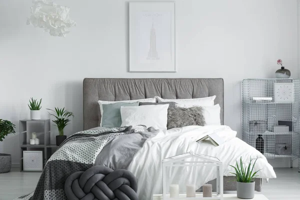 Yatakta yatarken açık kitap