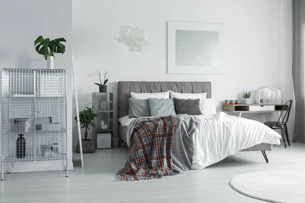 Modern metal raf holding aksesuarları