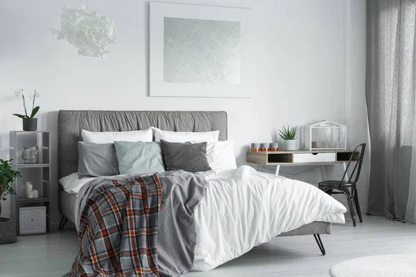 Soyut resim yatak üzerinde asılı