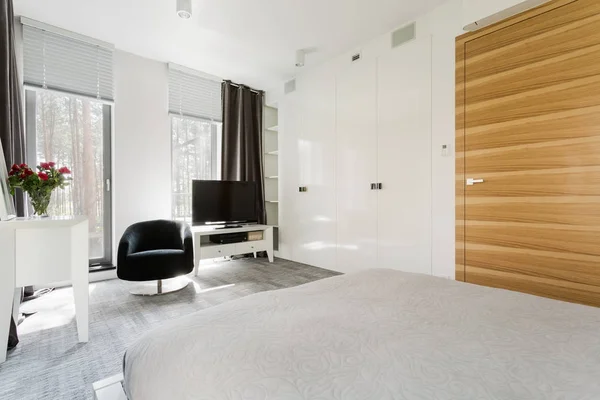 Klassisk enkelhet i sovrum — Stockfoto