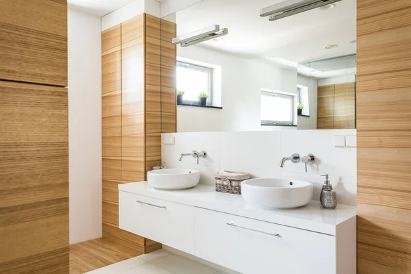 Madera en el diseño del baño — Foto de Stock