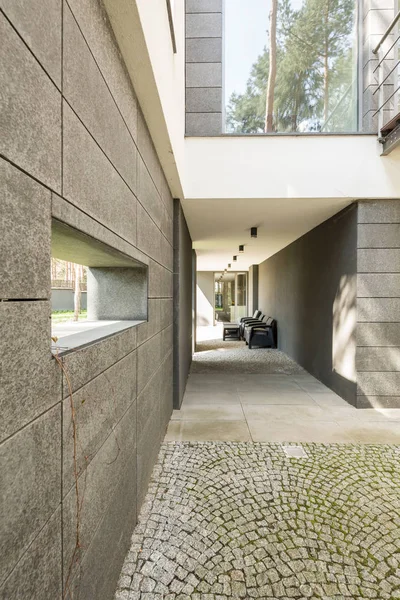 Frente minimalista de uma casa moderna — Fotografia de Stock