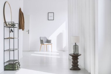 Minimalist beyaz daire salonda