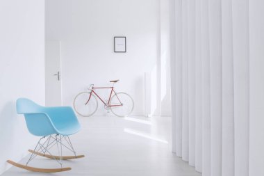 Salonda mavi sallanan sandalye